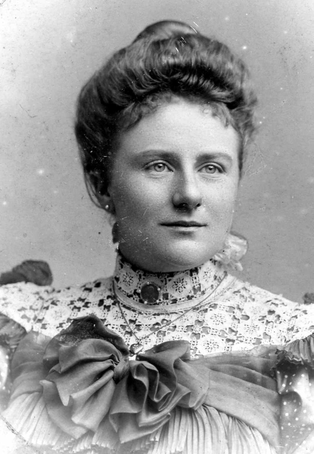 1899 Henriette Becquart-Dewavrin, jeune marièe.jpg